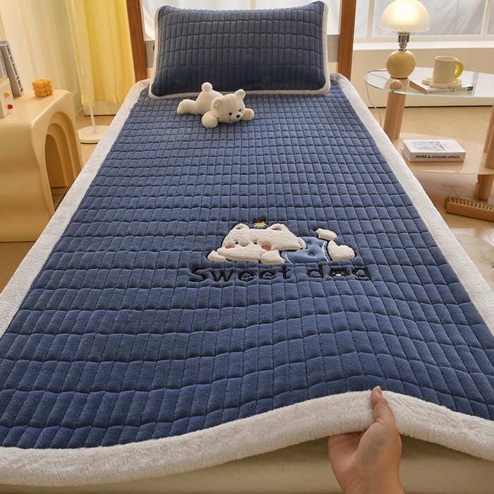 91家纺网 家纺一手货源 找家纺 悠米悠家 2025新款学生款兔毛绒刺绣夹棉上下铺床褥 小狗-深蓝