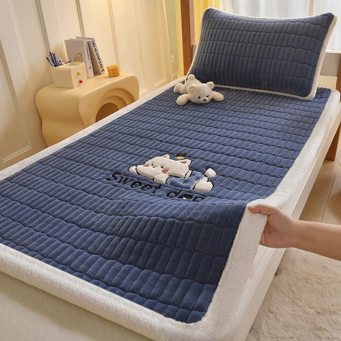 91家纺网 家纺一手货源 找家纺 悠米悠家 2025新款学生款兔毛绒刺绣夹棉上下铺床褥 小狗-深蓝