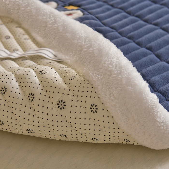 91家纺网 家纺一手货源 找家纺 悠米悠家 2025新款学生款兔毛绒刺绣夹棉上下铺床褥 小狗-深蓝