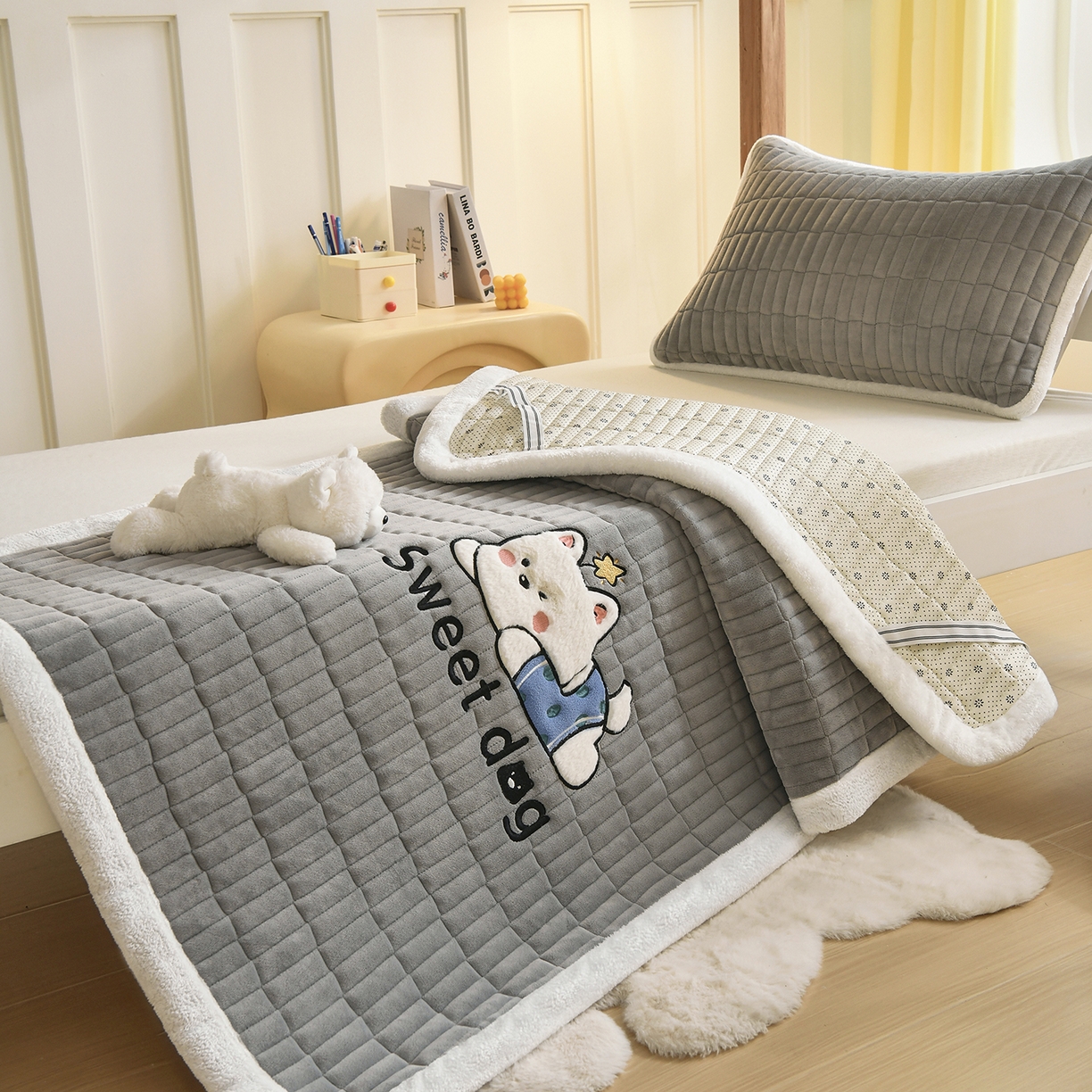 91家纺网 家纺一手货源 找家纺 悠米悠家 2025新款学生款兔毛绒刺绣夹棉上下铺床褥 小狗-灰色