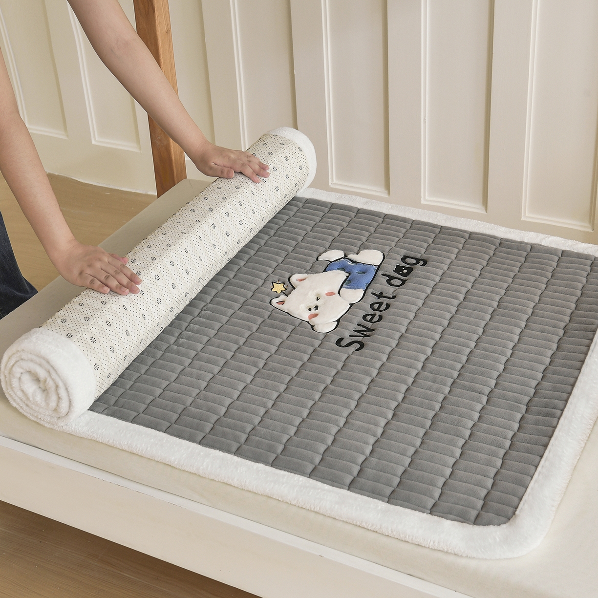 91家纺网 家纺一手货源 找家纺 悠米悠家 2025新款学生款兔毛绒刺绣夹棉上下铺床褥 小狗-灰色