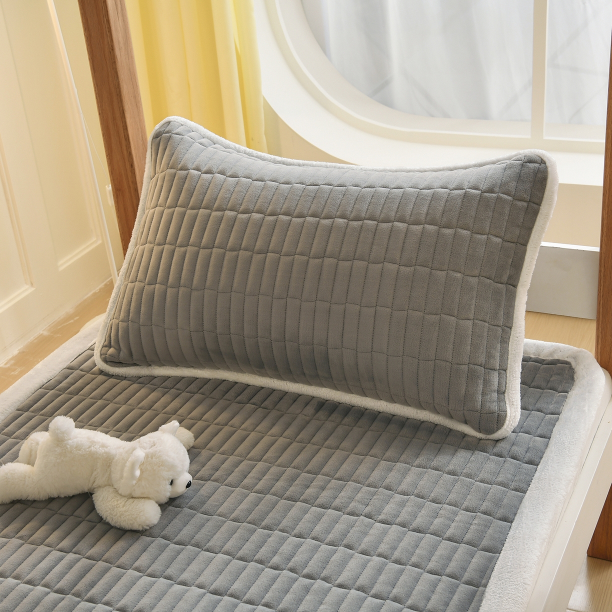 91家纺网 家纺一手货源 找家纺 悠米悠家 2025新款学生款兔毛绒刺绣夹棉上下铺床褥 小狗-灰色