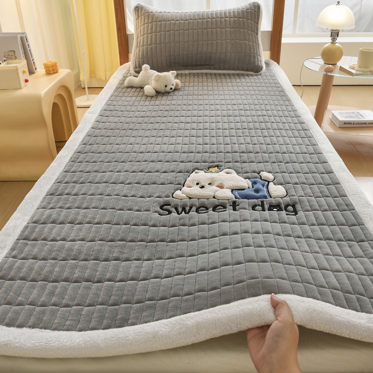 91家纺网 家纺一手货源 找家纺 悠米悠家 2025新款学生款兔毛绒刺绣夹棉上下铺床褥 小狗-灰色