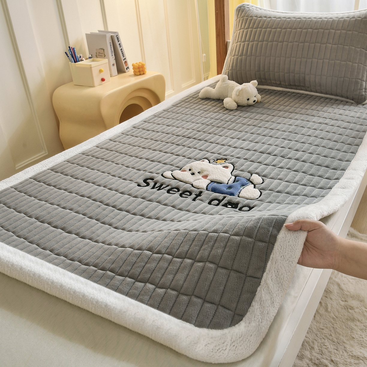 91家纺网 家纺一手货源 找家纺 悠米悠家 2025新款学生款兔毛绒刺绣夹棉上下铺床褥 小狗-灰色