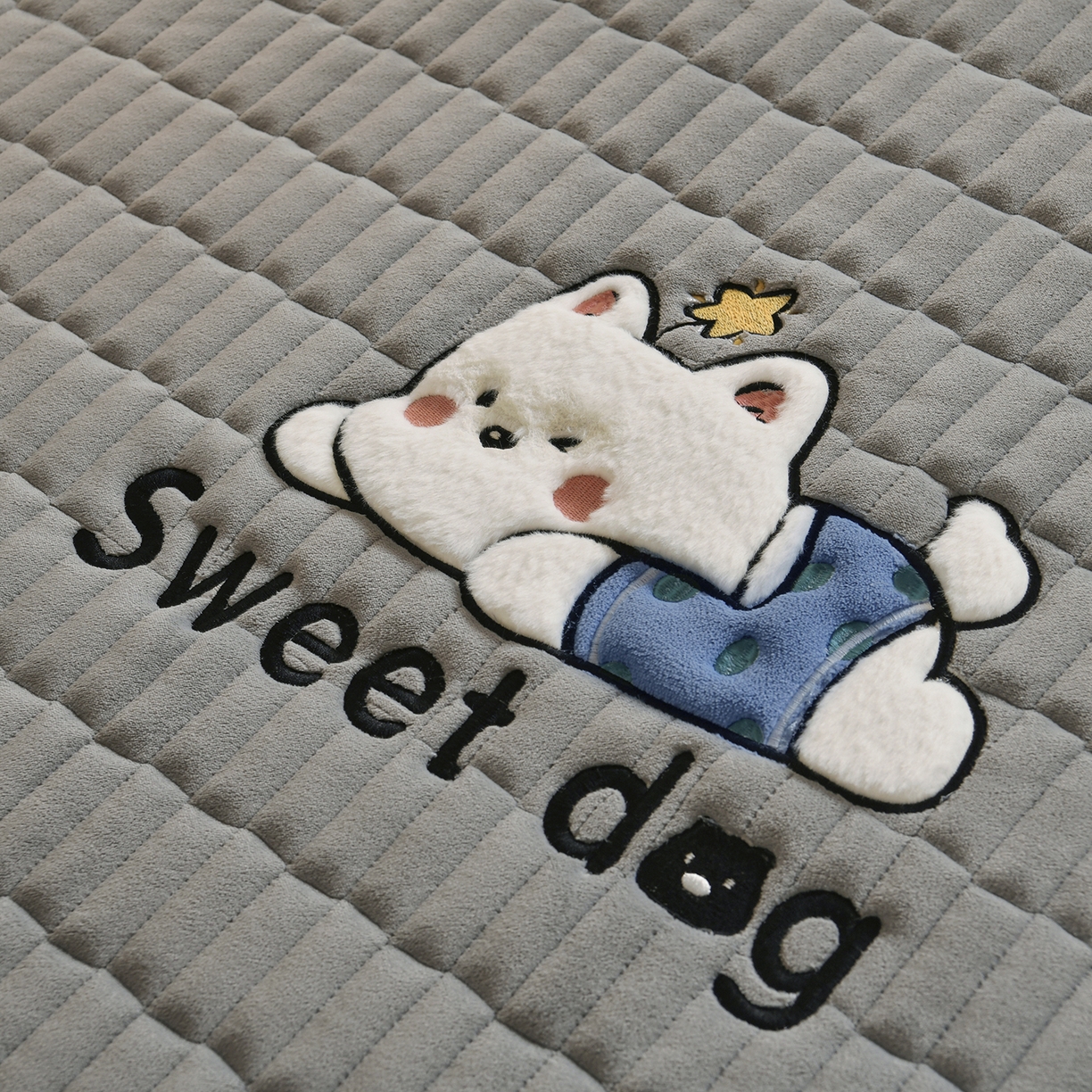 91家纺网 家纺一手货源 找家纺 悠米悠家 2025新款学生款兔毛绒刺绣夹棉上下铺床褥 小狗-灰色