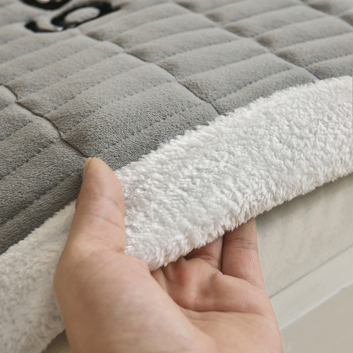 91家纺网 家纺一手货源 找家纺 悠米悠家 2025新款学生款兔毛绒刺绣夹棉上下铺床褥 小狗-灰色