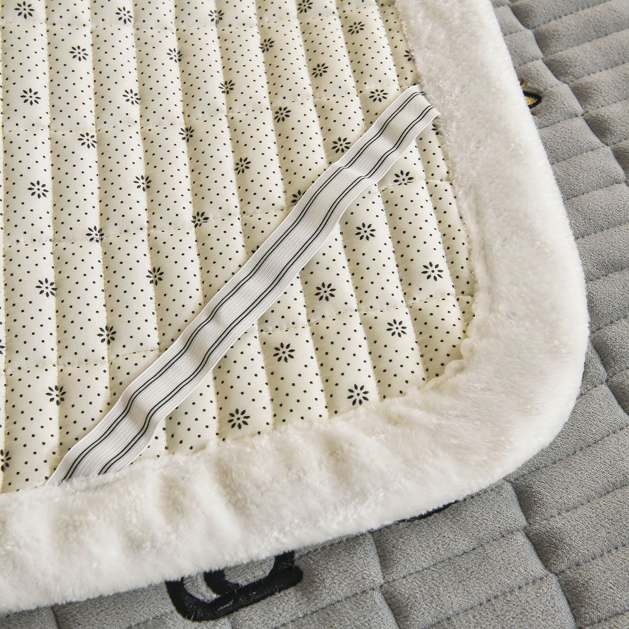 91家纺网 家纺一手货源 找家纺 悠米悠家 2025新款学生款兔毛绒刺绣夹棉上下铺床褥 小狗-灰色