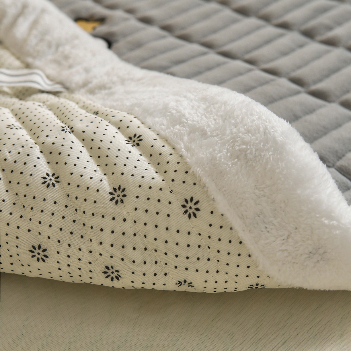 91家纺网 家纺一手货源 找家纺 悠米悠家 2025新款学生款兔毛绒刺绣夹棉上下铺床褥 小狗-灰色