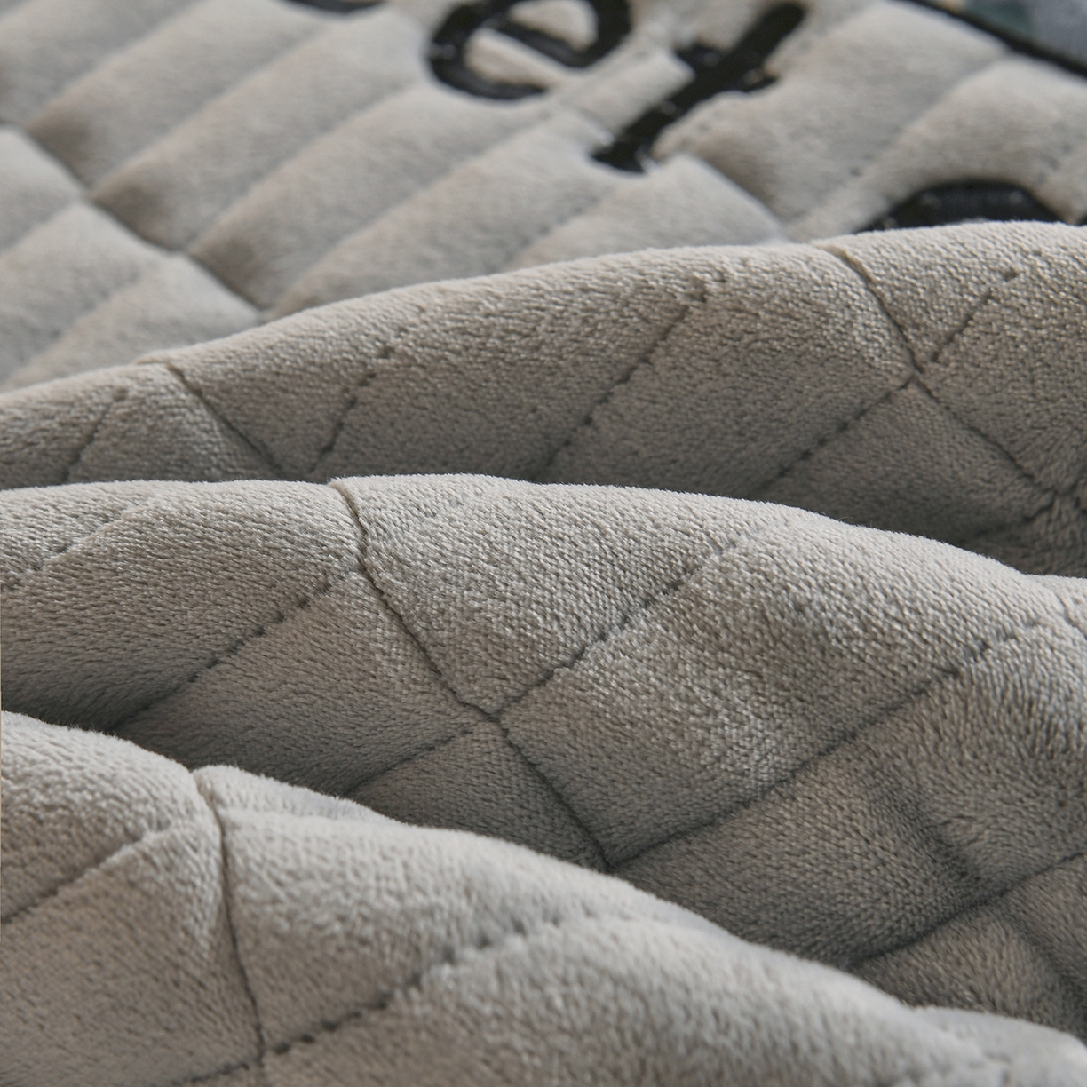 91家纺网 家纺一手货源 找家纺 悠米悠家 2025新款学生款兔毛绒刺绣夹棉上下铺床褥 小狗-灰色