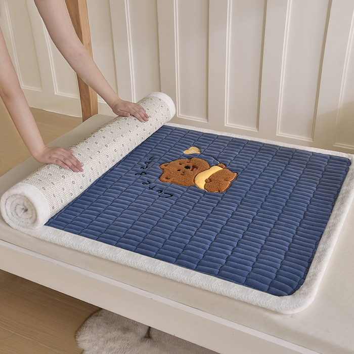 91家纺网 家纺一手货源 找家纺 悠米悠家 2025新款学生款兔毛绒刺绣夹棉上下铺床褥 小熊-深蓝