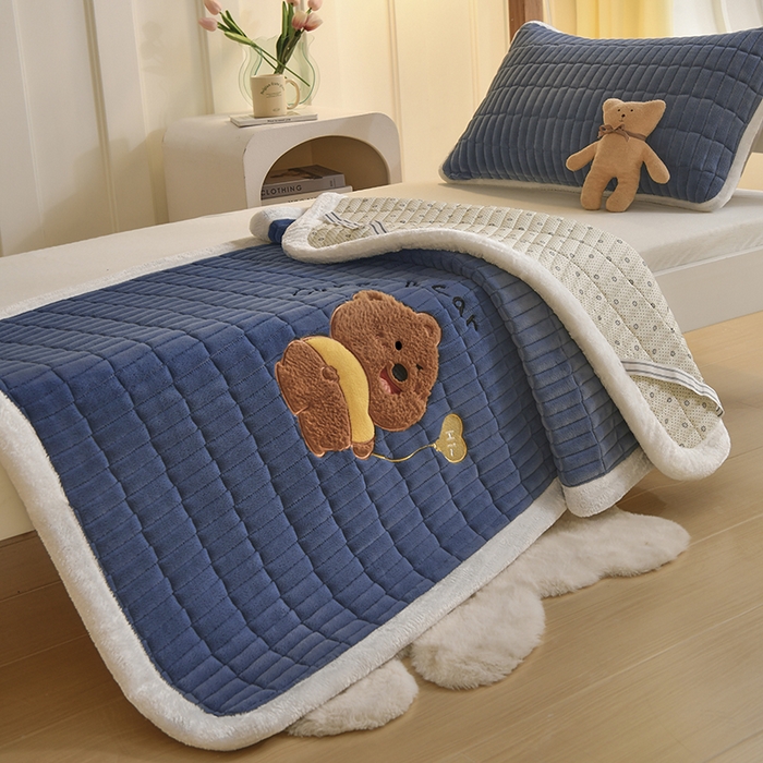 91家纺网 家纺一手货源 找家纺 悠米悠家 2025新款学生款兔毛绒刺绣夹棉上下铺床褥 小熊-深蓝