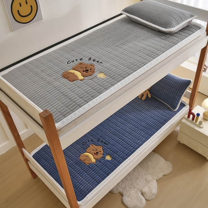 91家纺网 家纺一手货源 找家纺 悠米悠家 2025新款学生款兔毛绒刺绣夹棉上下铺床褥 小熊-深蓝