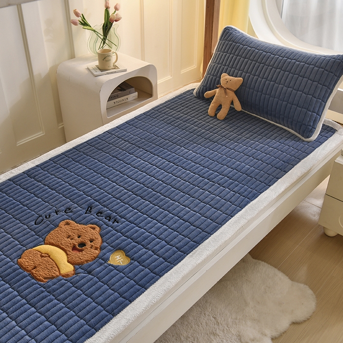 91家纺网 家纺一手货源 找家纺 悠米悠家 2025新款学生款兔毛绒刺绣夹棉上下铺床褥 小熊-深蓝