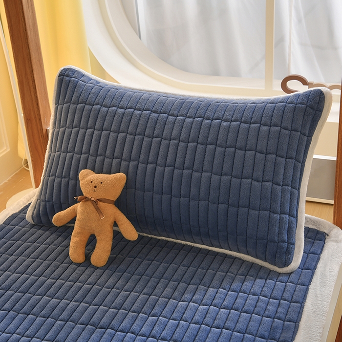 91家纺网 家纺一手货源 找家纺 悠米悠家 2025新款学生款兔毛绒刺绣夹棉上下铺床褥 小熊-深蓝