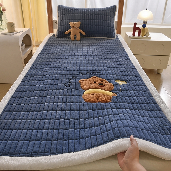 91家纺网 家纺一手货源 找家纺 悠米悠家 2025新款学生款兔毛绒刺绣夹棉上下铺床褥 小熊-深蓝