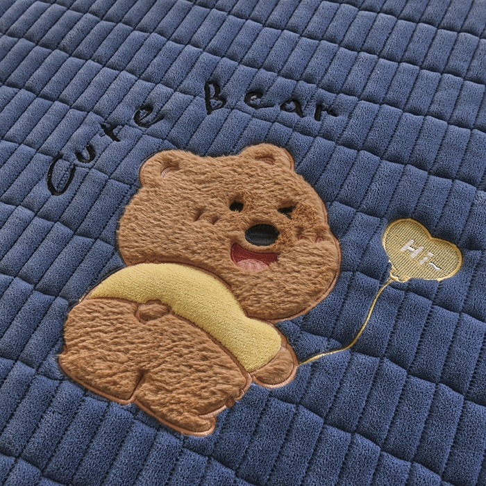 91家纺网 家纺一手货源 找家纺 悠米悠家 2025新款学生款兔毛绒刺绣夹棉上下铺床褥 小熊-深蓝