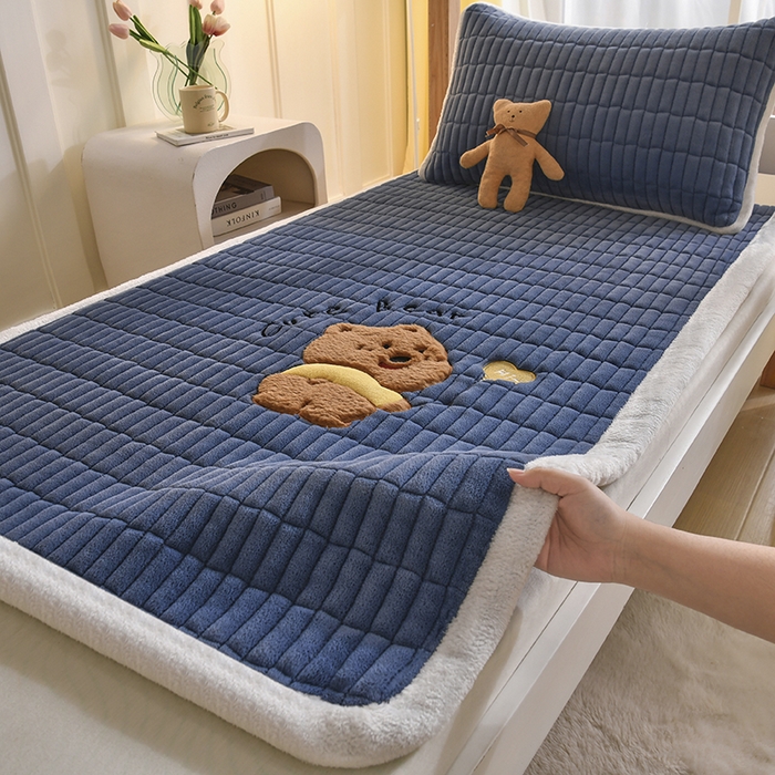 91家纺网 家纺一手货源 找家纺 悠米悠家 2025新款学生款兔毛绒刺绣夹棉上下铺床褥 小熊-深蓝