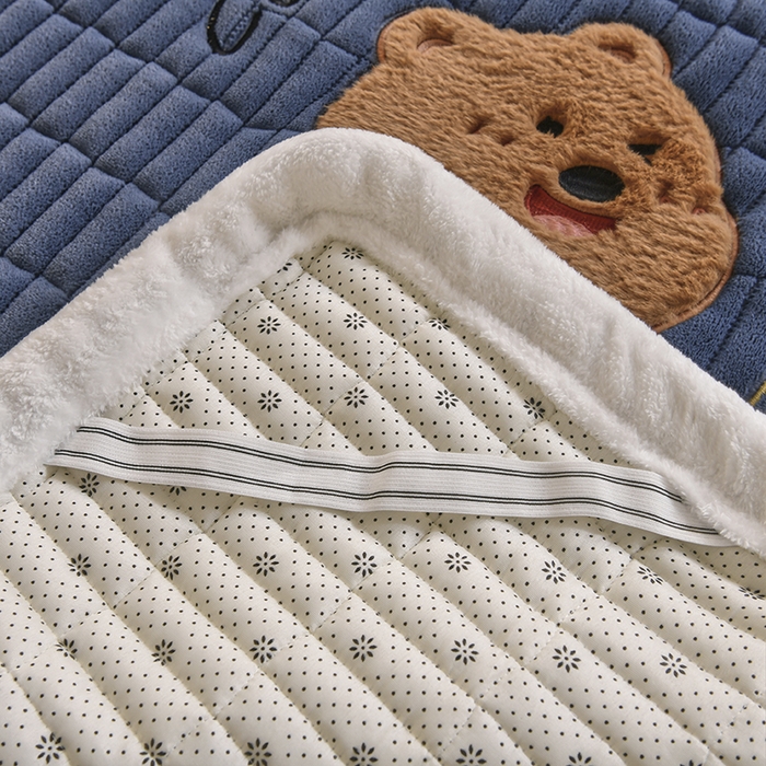 91家纺网 家纺一手货源 找家纺 悠米悠家 2025新款学生款兔毛绒刺绣夹棉上下铺床褥 小熊-深蓝