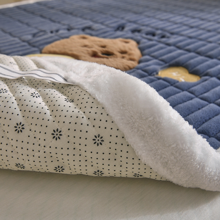 91家纺网 家纺一手货源 找家纺 悠米悠家 2025新款学生款兔毛绒刺绣夹棉上下铺床褥 小熊-深蓝