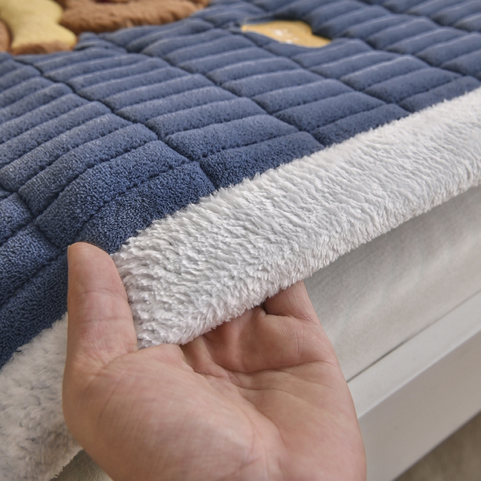91家纺网 家纺一手货源 找家纺 悠米悠家 2025新款学生款兔毛绒刺绣夹棉上下铺床褥 小熊-深蓝