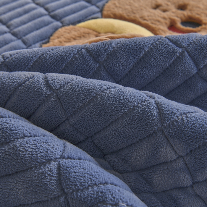 91家纺网 家纺一手货源 找家纺 悠米悠家 2025新款学生款兔毛绒刺绣夹棉上下铺床褥 小熊-深蓝