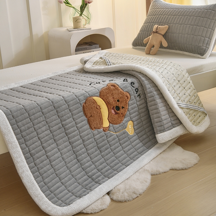 91家纺网 家纺一手货源 找家纺 悠米悠家 2025新款学生款兔毛绒刺绣夹棉上下铺床褥 小熊-灰色