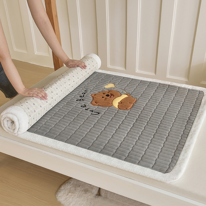 91家纺网 家纺一手货源 找家纺 悠米悠家 2025新款学生款兔毛绒刺绣夹棉上下铺床褥 小熊-灰色