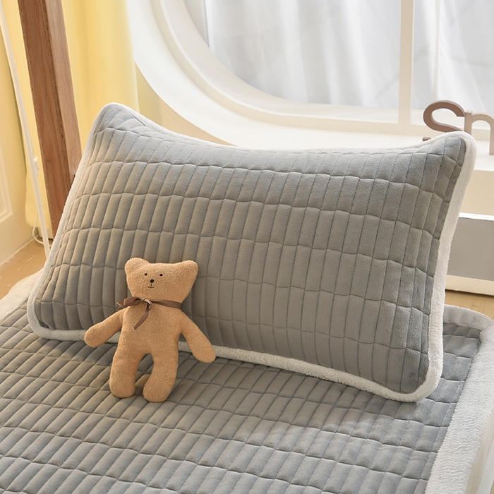 91家纺网 家纺一手货源 找家纺 悠米悠家 2025新款学生款兔毛绒刺绣夹棉上下铺床褥 小熊-灰色