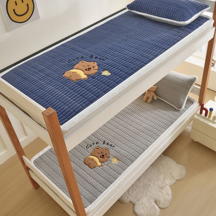 91家纺网 家纺一手货源 找家纺 悠米悠家 2025新款学生款兔毛绒刺绣夹棉上下铺床褥 小熊-灰色