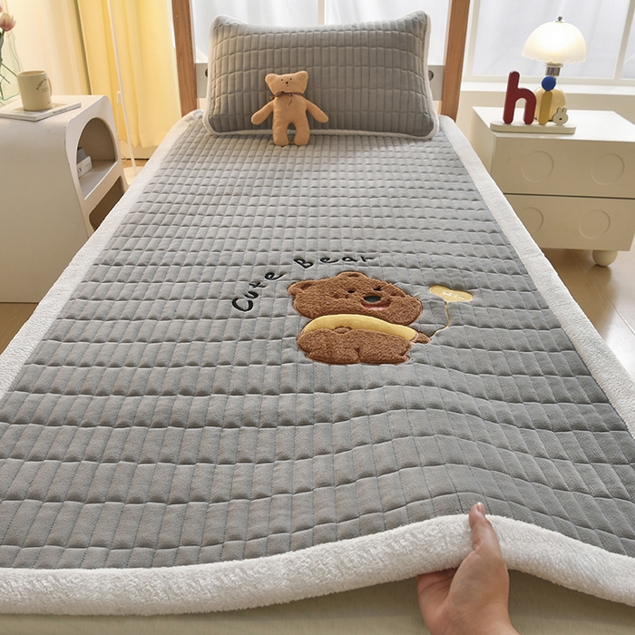 91家纺网 家纺一手货源 找家纺 悠米悠家 2025新款学生款兔毛绒刺绣夹棉上下铺床褥 小熊-灰色