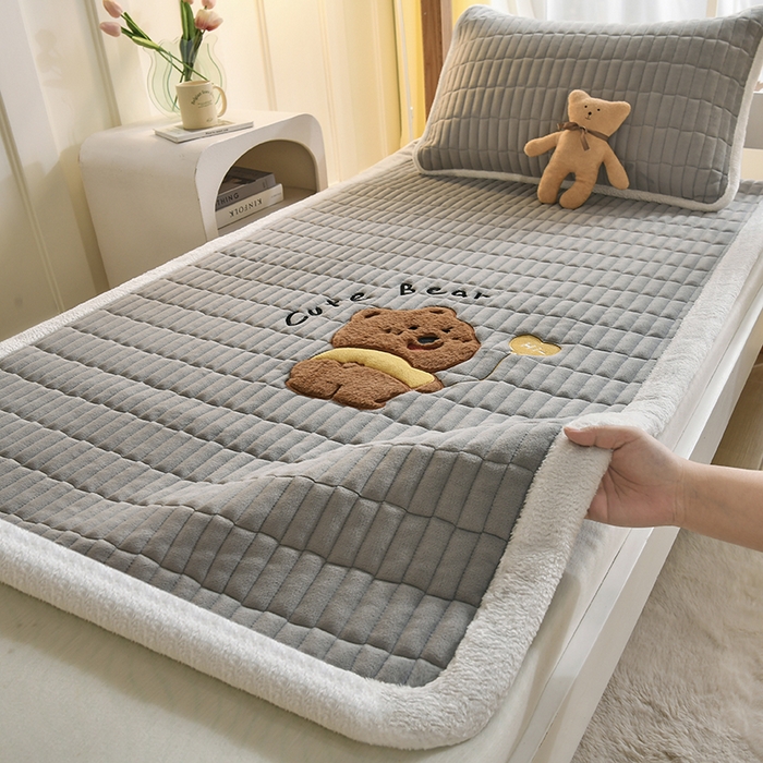 91家纺网 家纺一手货源 找家纺 悠米悠家 2025新款学生款兔毛绒刺绣夹棉上下铺床褥 小熊-灰色