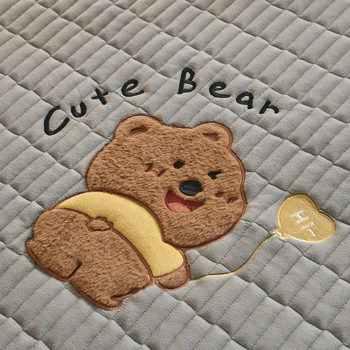 91家纺网 家纺一手货源 找家纺 悠米悠家 2025新款学生款兔毛绒刺绣夹棉上下铺床褥 小熊-灰色