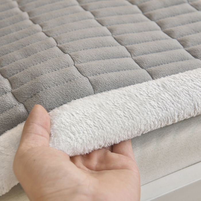 91家纺网 家纺一手货源 找家纺 悠米悠家 2025新款学生款兔毛绒刺绣夹棉上下铺床褥 小熊-灰色