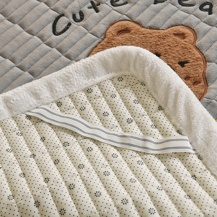 91家纺网 家纺一手货源 找家纺 悠米悠家 2025新款学生款兔毛绒刺绣夹棉上下铺床褥 小熊-灰色