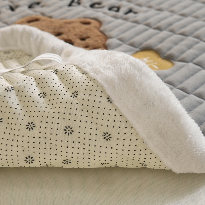 91家纺网 家纺一手货源 找家纺 悠米悠家 2025新款学生款兔毛绒刺绣夹棉上下铺床褥 小熊-灰色