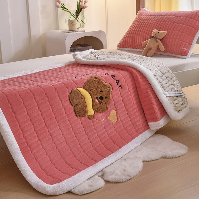 91家纺网 家纺一手货源 找家纺 悠米悠家 2025新款学生款兔毛绒刺绣夹棉上下铺床褥 小熊-红色