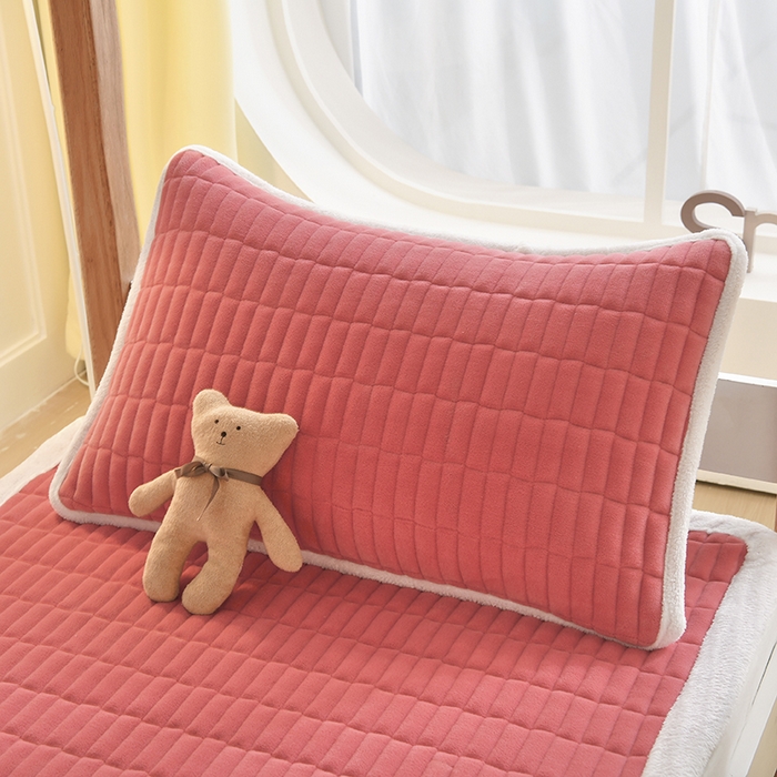 91家纺网 家纺一手货源 找家纺 悠米悠家 2025新款学生款兔毛绒刺绣夹棉上下铺床褥 小熊-红色