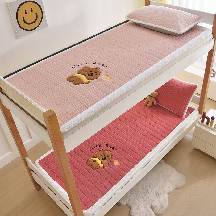 91家纺网 家纺一手货源 找家纺 悠米悠家 2025新款学生款兔毛绒刺绣夹棉上下铺床褥 小熊-红色