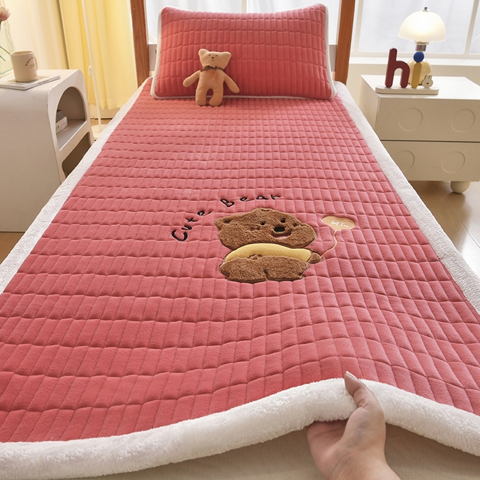 91家纺网 家纺一手货源 找家纺 悠米悠家 2025新款学生款兔毛绒刺绣夹棉上下铺床褥 小熊-红色