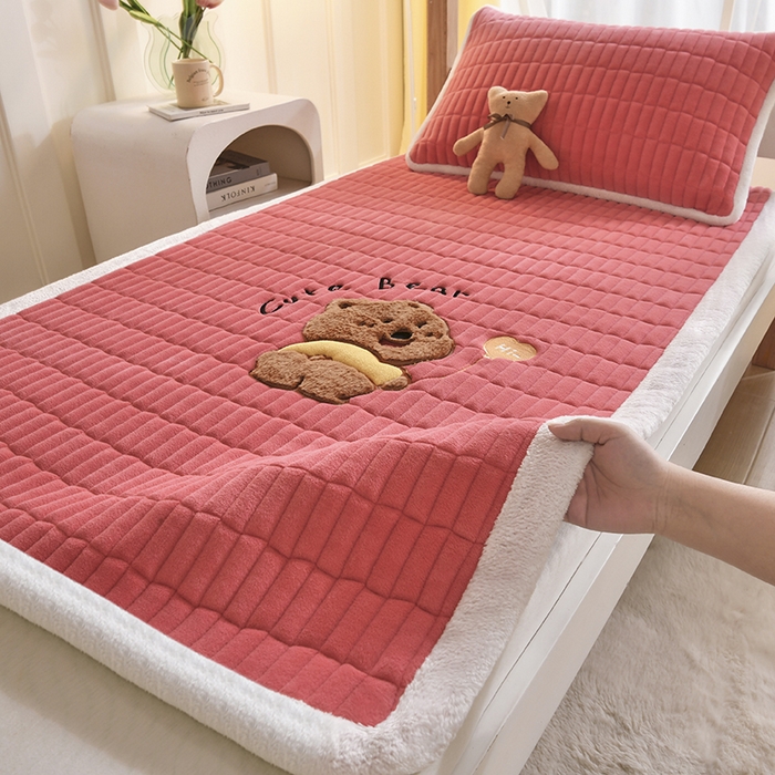 91家纺网 家纺一手货源 找家纺 悠米悠家 2025新款学生款兔毛绒刺绣夹棉上下铺床褥 小熊-红色