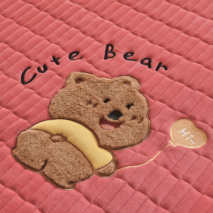 91家纺网 家纺一手货源 找家纺 悠米悠家 2025新款学生款兔毛绒刺绣夹棉上下铺床褥 小熊-红色