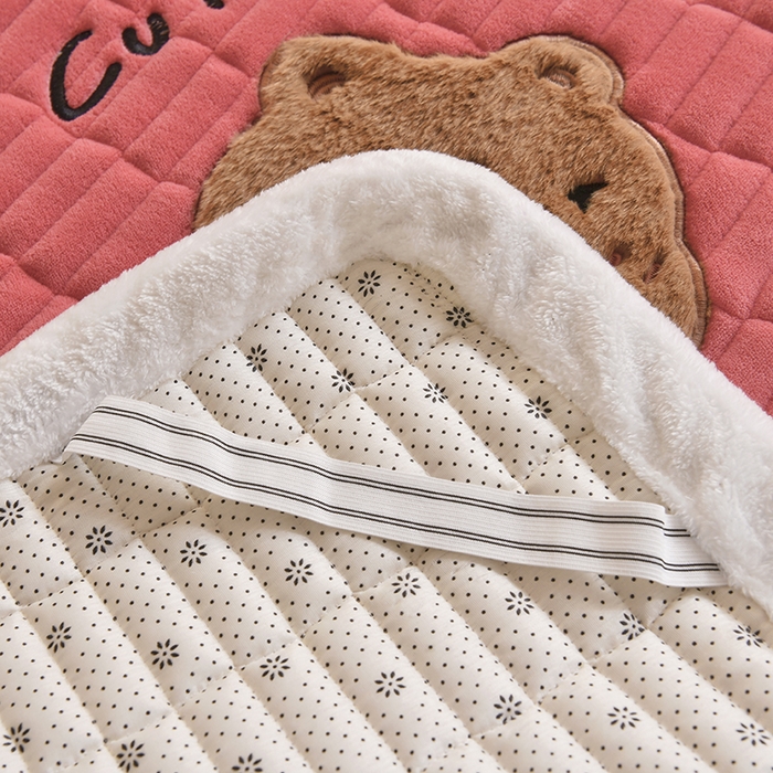 91家纺网 家纺一手货源 找家纺 悠米悠家 2025新款学生款兔毛绒刺绣夹棉上下铺床褥 小熊-红色
