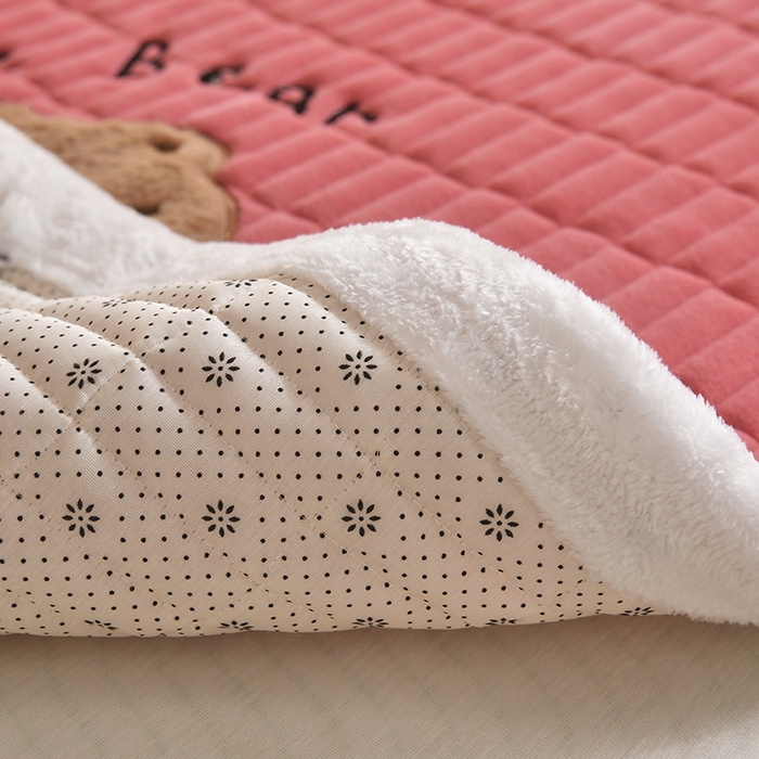 91家纺网 家纺一手货源 找家纺 悠米悠家 2025新款学生款兔毛绒刺绣夹棉上下铺床褥 小熊-红色