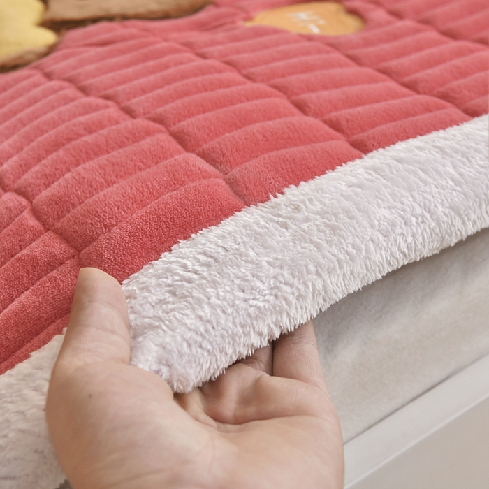 91家纺网 家纺一手货源 找家纺 悠米悠家 2025新款学生款兔毛绒刺绣夹棉上下铺床褥 小熊-红色