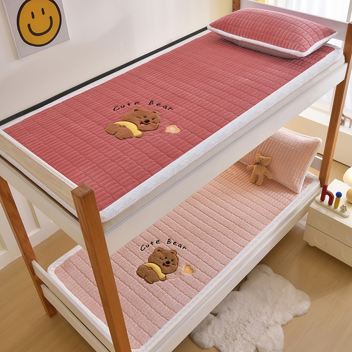 91家纺网 家纺一手货源 找家纺 悠米悠家 2025新款学生款兔毛绒刺绣夹棉上下铺床褥 小熊-粉色