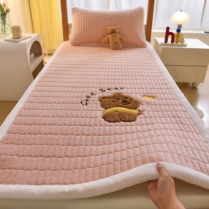 91家纺网 家纺一手货源 找家纺 悠米悠家 2025新款学生款兔毛绒刺绣夹棉上下铺床褥 小熊-粉色