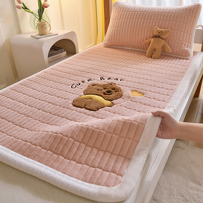 91家纺网 家纺一手货源 找家纺 悠米悠家 2025新款学生款兔毛绒刺绣夹棉上下铺床褥 小熊-粉色