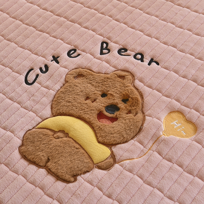 91家纺网 家纺一手货源 找家纺 悠米悠家 2025新款学生款兔毛绒刺绣夹棉上下铺床褥 小熊-粉色