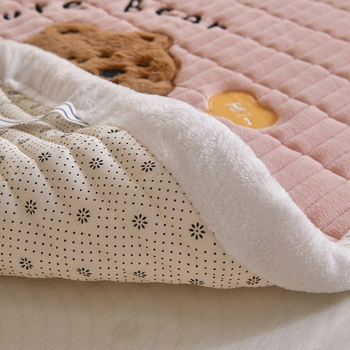 91家纺网 家纺一手货源 找家纺 悠米悠家 2025新款学生款兔毛绒刺绣夹棉上下铺床褥 小熊-粉色