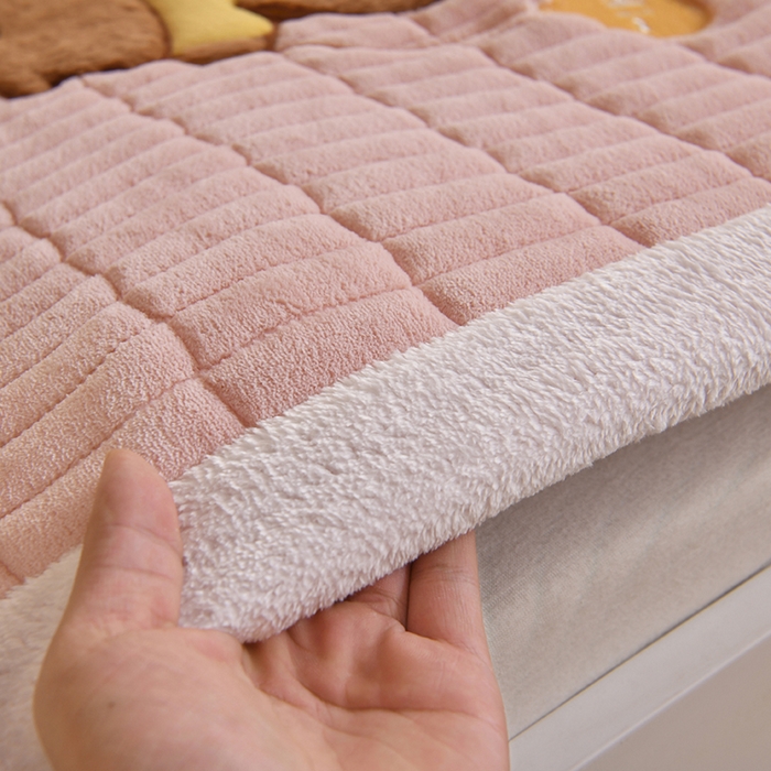 91家纺网 家纺一手货源 找家纺 悠米悠家 2025新款学生款兔毛绒刺绣夹棉上下铺床褥 小熊-粉色